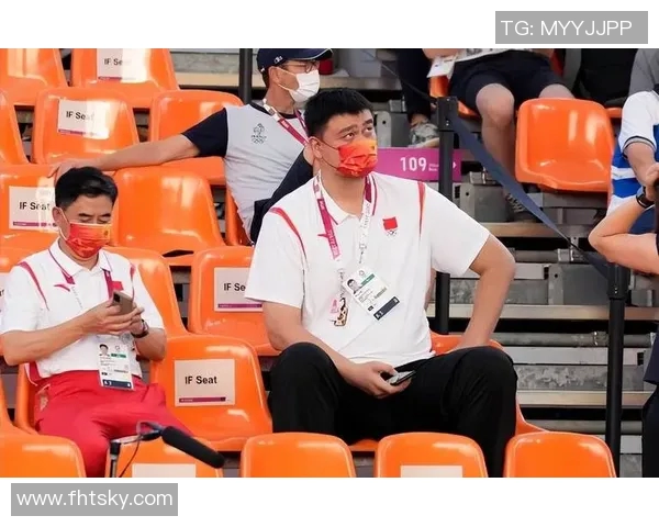 姚明在比赛中遭遇严密防守，如何突破对手的围堵成为关键挑战
