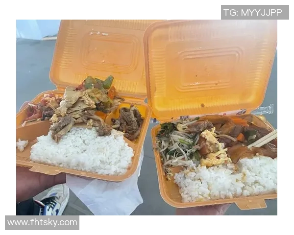 足球明星享受盒饭美味的日常生活视频分享